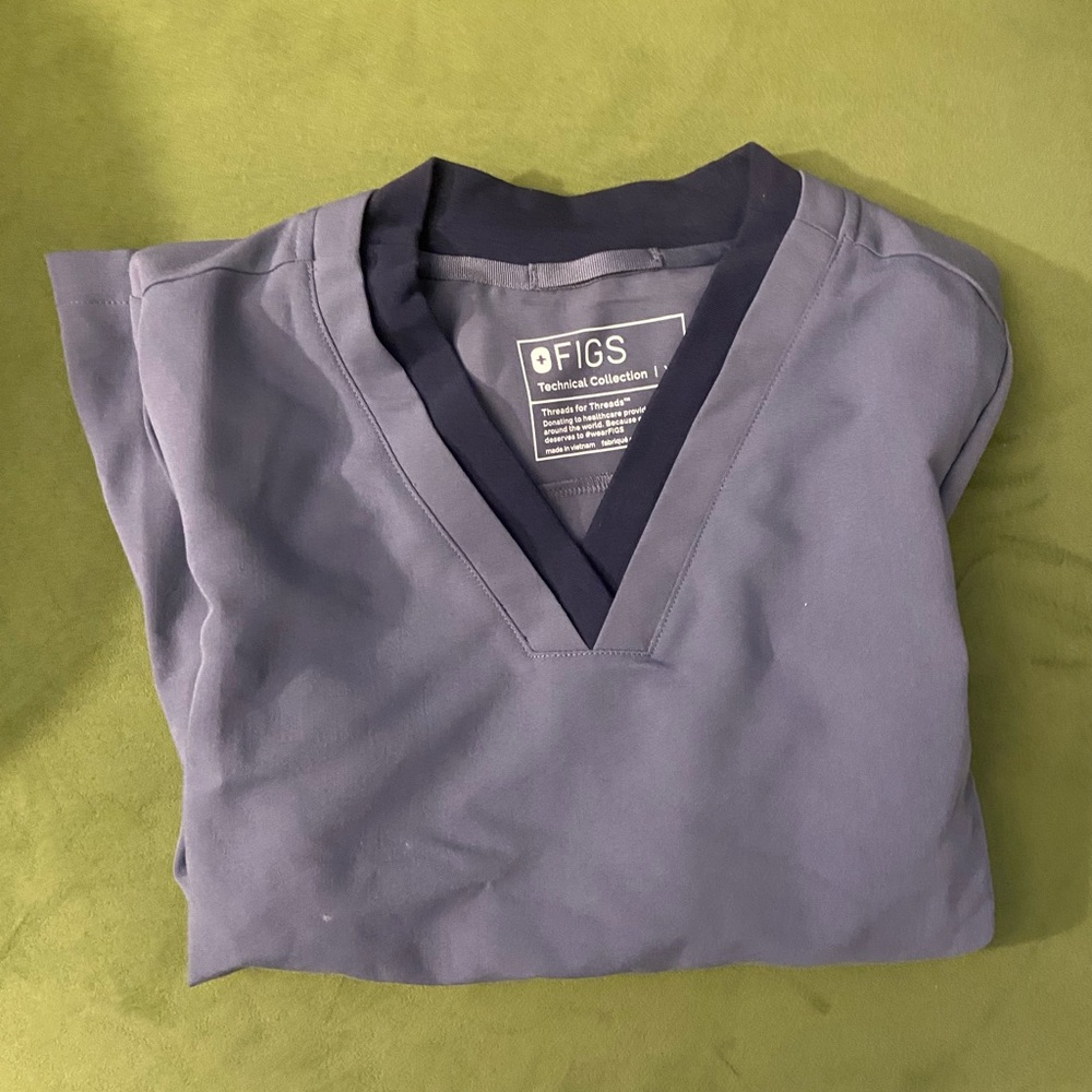 FIGS WOMENS SCUB TOP IN SPACE NAVY